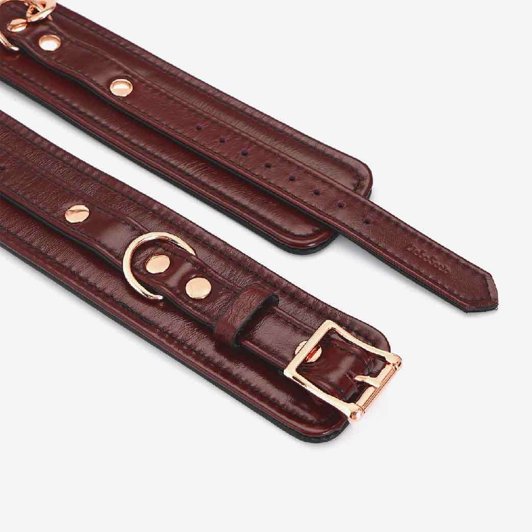 Liebe Seele 皮革束縛腳扣，柔軟牛皮設計，24.5cm 金屬鏈條連接，確保緊密貼合並提升 BDSM 遊戲體驗。