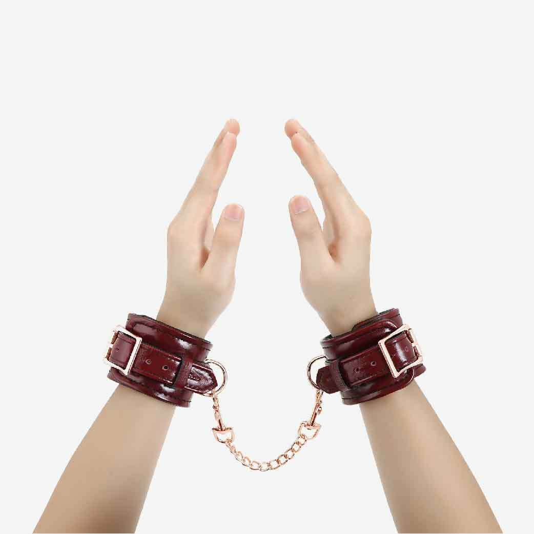 Liebe Seele 皮革手銬，酒紅色與玫瑰金搭配，8個調整孔設計，提供極致舒適與控制。