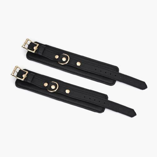 黑色皮革手銬配金色鏈條，具有8個調整孔，適合各種腕圍，舒適且安全。