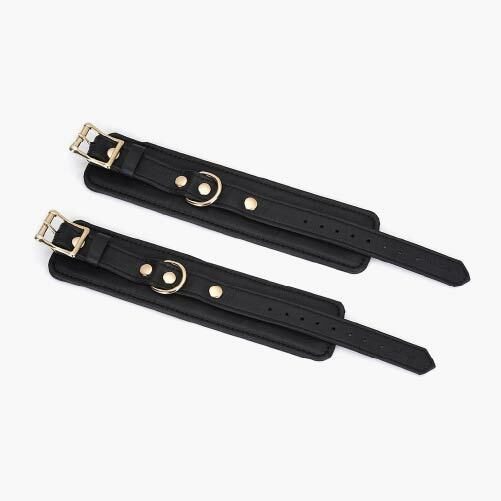 黑色皮革手銬配金色鏈條，具有8個調整孔，適合各種腕圍，舒適且安全。