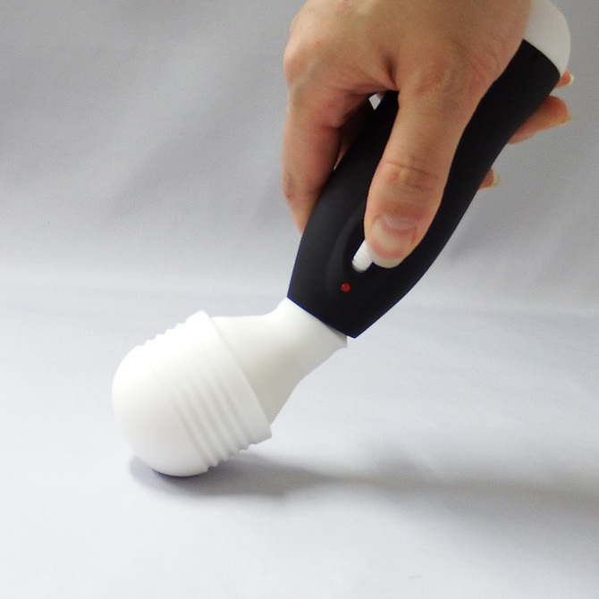 Kuro Denma 2代加強版，黑色電動按摩棒，45mm大頭部提供深入震動，便捷電池驅動