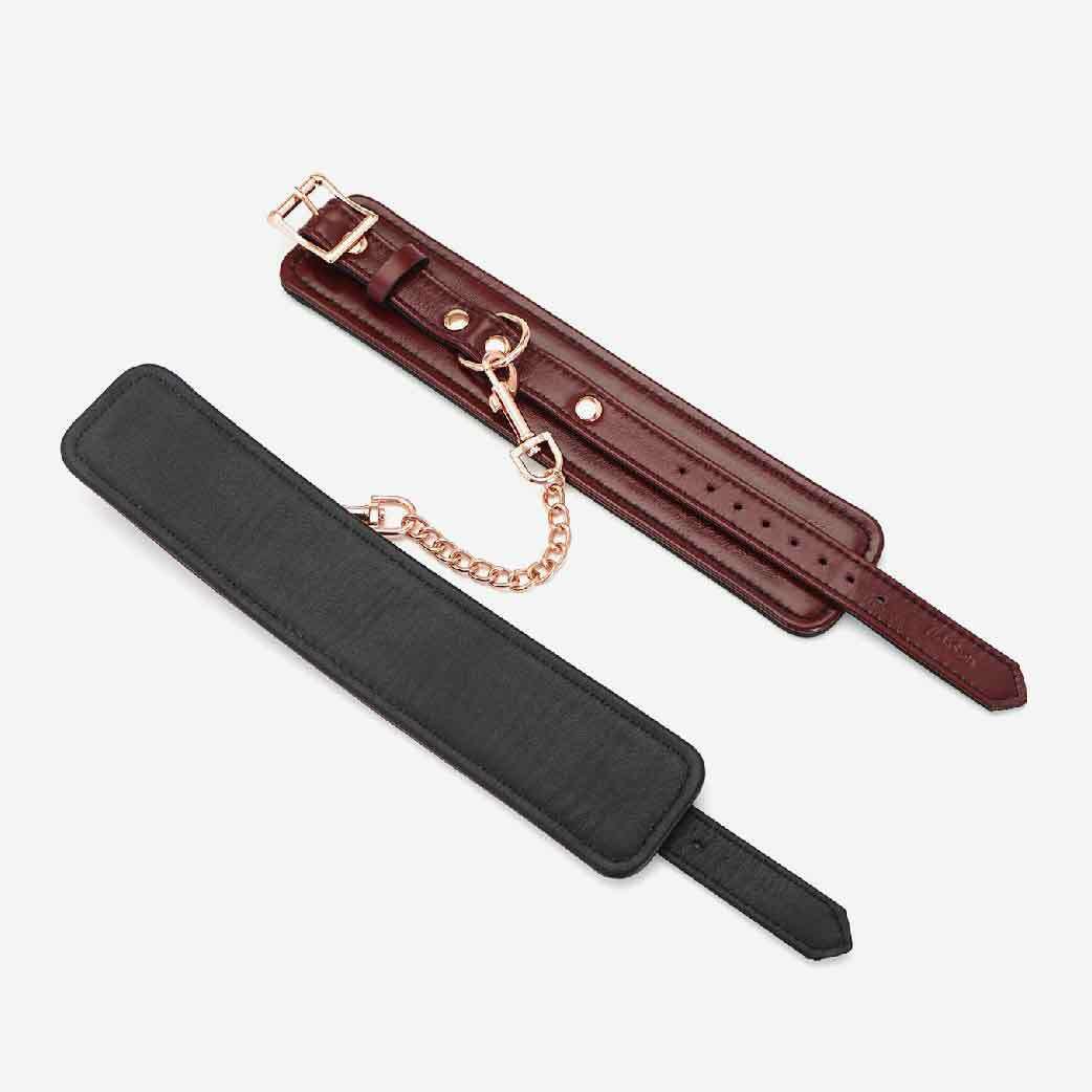 時尚酒紅色 BDSM 皮革腳扣，搭配玫瑰金扣件，內襯牛皮舒適貼合，適合情侶挑逗與約束遊戲。