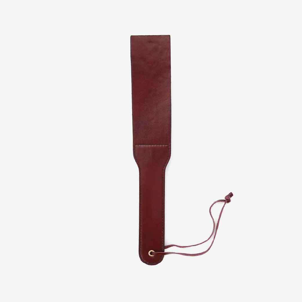 Liebe Seele Wine Red Deluxe 皮革分岔拍板，輕巧易用，酒紅色皮革和馬尾辮設計，增添激情感受。