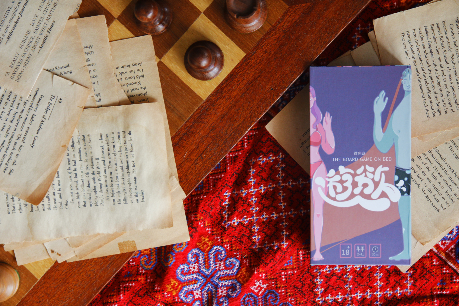 GINRO 《微床遊.遊慾》精裝版成人情趣卡牌，含木質骰子，32種姿勢，增進情侶夫妻感情