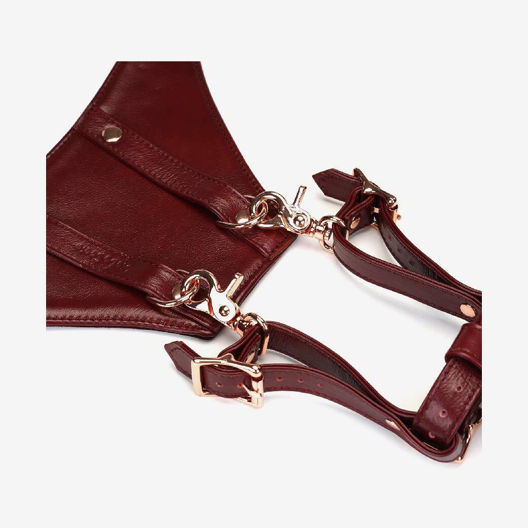 調節 BDSM 皮革穿戴褲，精選酒紅色牛皮與玫瑰金配件，增強支配與控制感，適用於震動棒固定。
