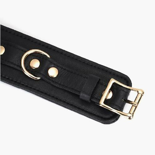 奢華黑色皮革手銬，金色金屬扣與鏈條，適合不同腕圍，增添BDSM的情趣互動。