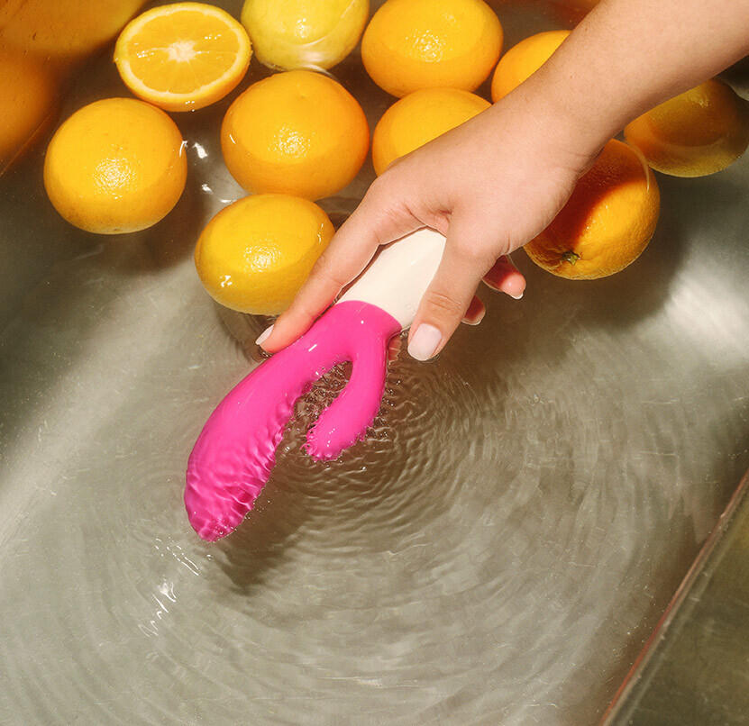 LELO Ina Wave 2 高階震動棒，兔耳造型，來回按摩 G 點與陰蒂，人體工學設計，防水防滑，探索極致高潮。