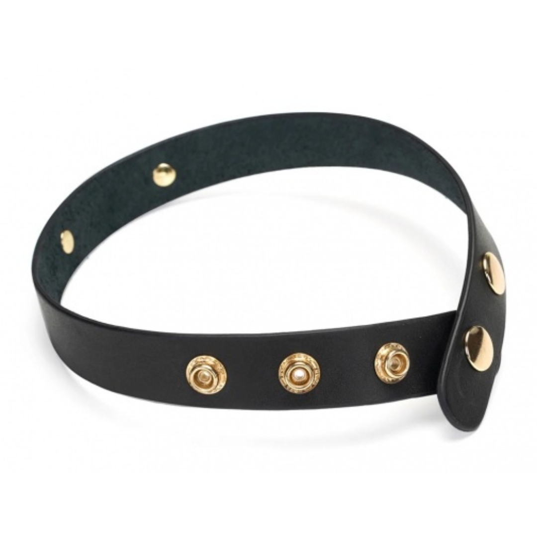 Liebe Seele 高級 BDSM 頸圈，黑色真皮搭配 SLUT 字樣，柔軟舒適，8 段可調節，適合日常佩戴與角色扮演。