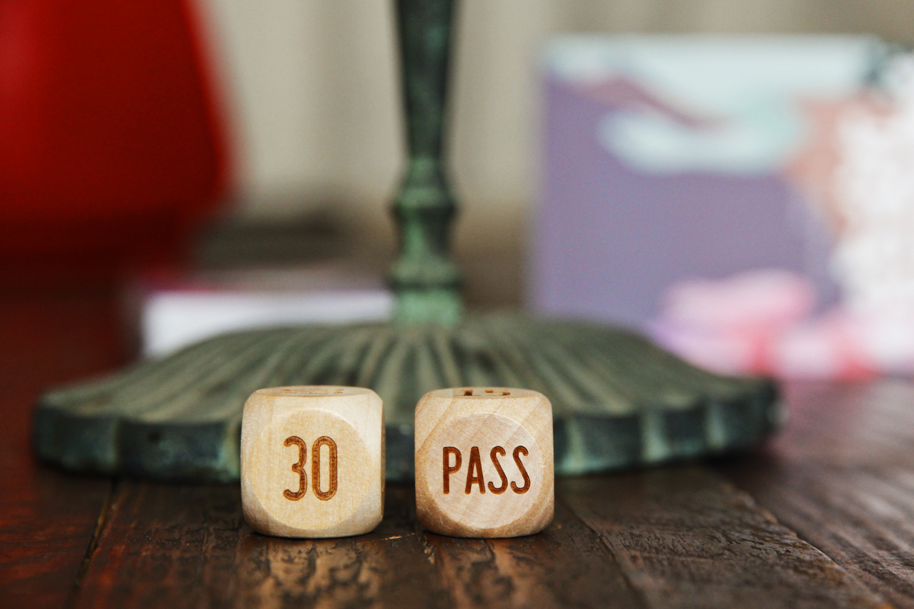 GINRO 《微床遊.遊慾》全配精裝版，44張卡牌+木骰子套組，適合深夜約會與情侶熱身