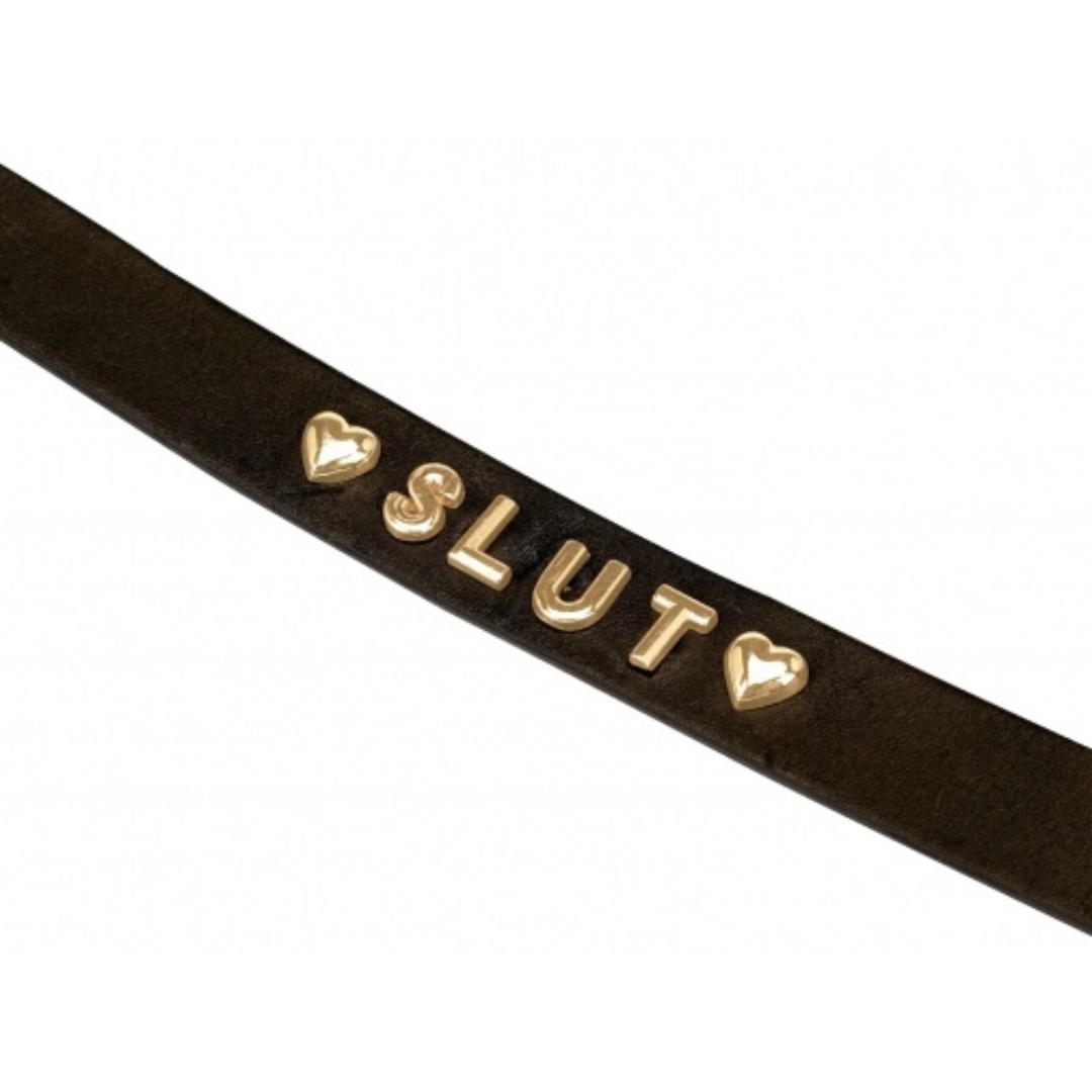 時尚 BDSM 黑色皮革頸圈，採用義大利牛皮，SLUT 字母設計，可調節尺寸，適合個性展現與情趣遊戲。