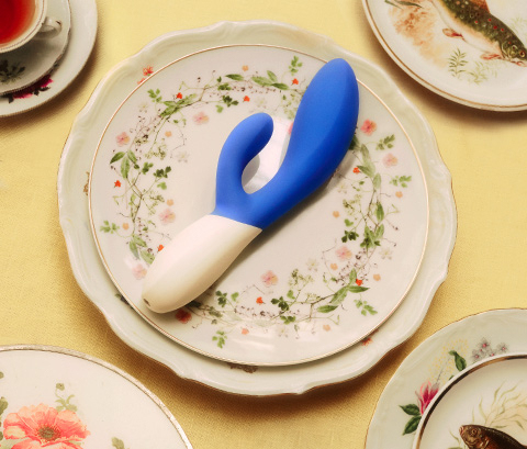 LELO Ina Wave 2 震動棒，雙重快感設計，G 點與陰蒂同步刺激，超強震動，5 按鍵控制，USB 充電 2 小時續航。