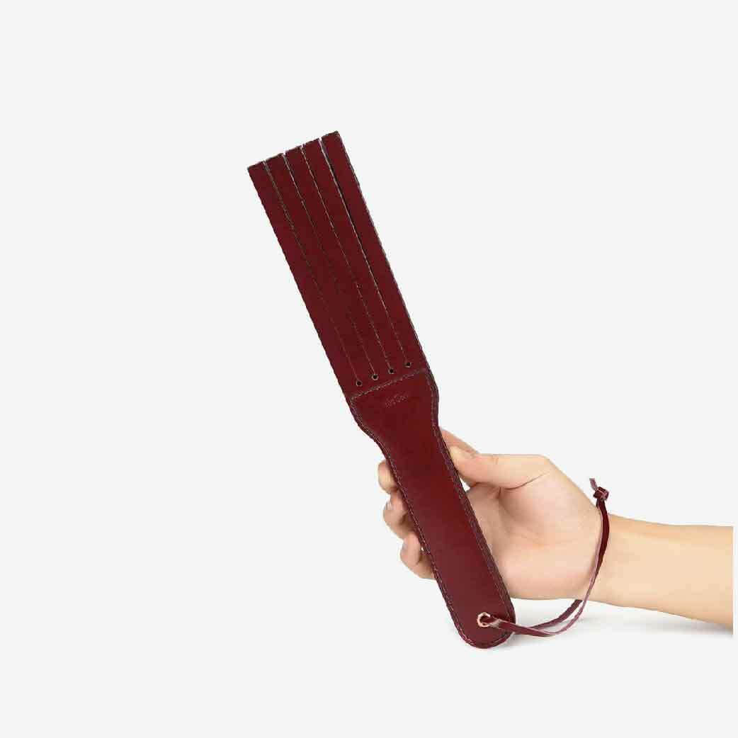 Liebe Seele Wine Red Deluxe 皮革分岔拍板，雙面設計，酒紅色高級牛皮，提供兩種不同的打擊感受。