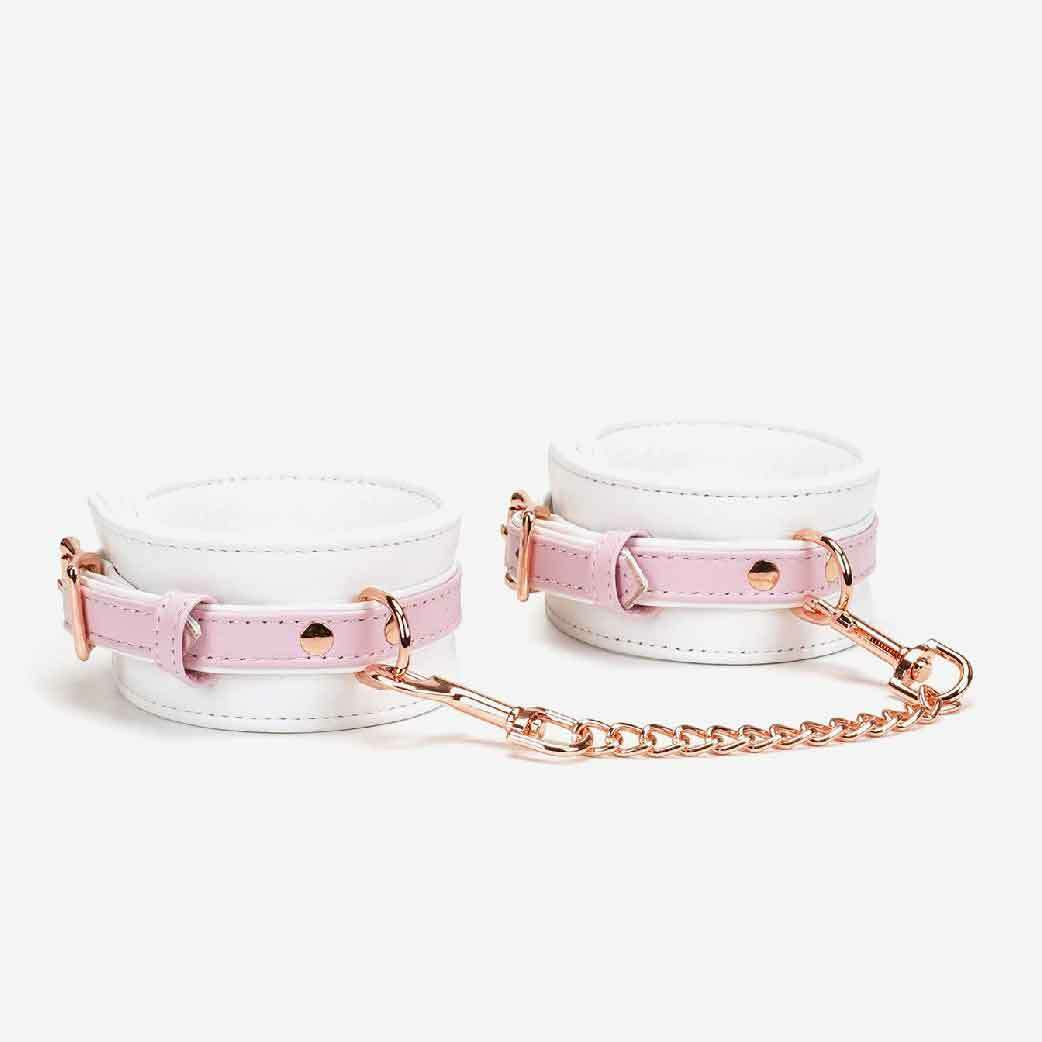 Liebe Seele Fairy Collection 羊皮腳扣，粉紅色皮革與玫瑰金配件，舒適可調設計，增添BDSM樂趣。