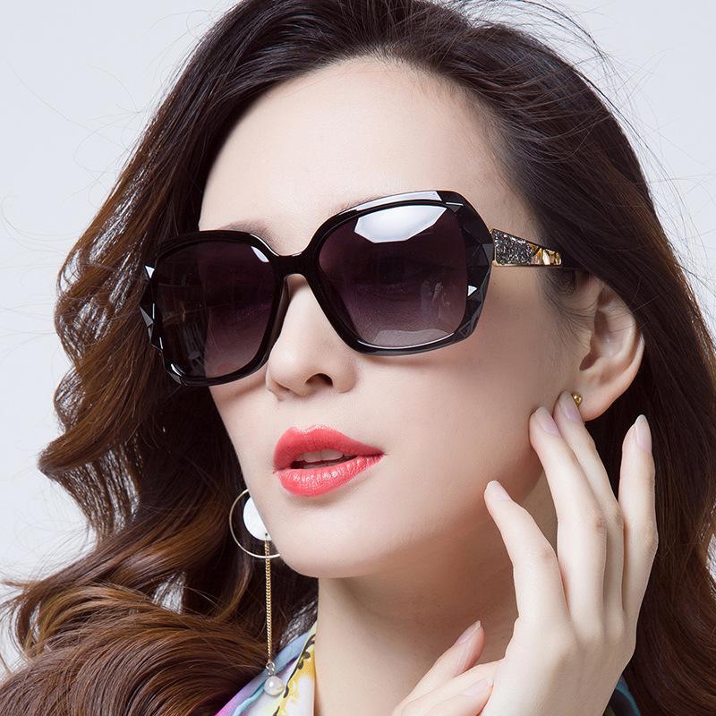 แว่นกันแดดรีสอร์ทสตรี แว่นกันแดดกรอบใหญ่มีสไตล์ แว่นกันแดดที่จำเป็นสำหรับวันหยุด