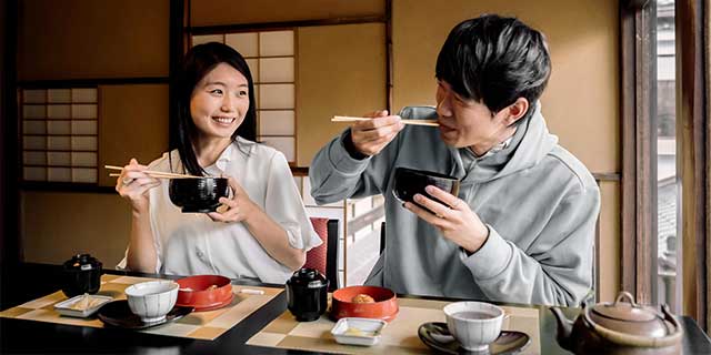 Avoid dripping liquids from chopsticks