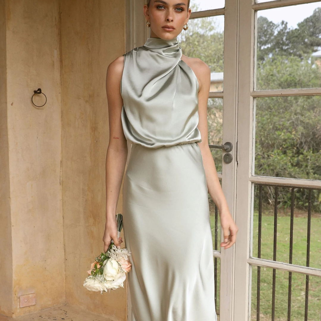 فستان قصير للسيدات بتصميم أنيق وحمالة عنق لفصل الصيف