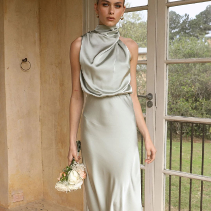 فستان قصير للسيدات بتصميم أنيق وحمالة عنق لفصل الصيف