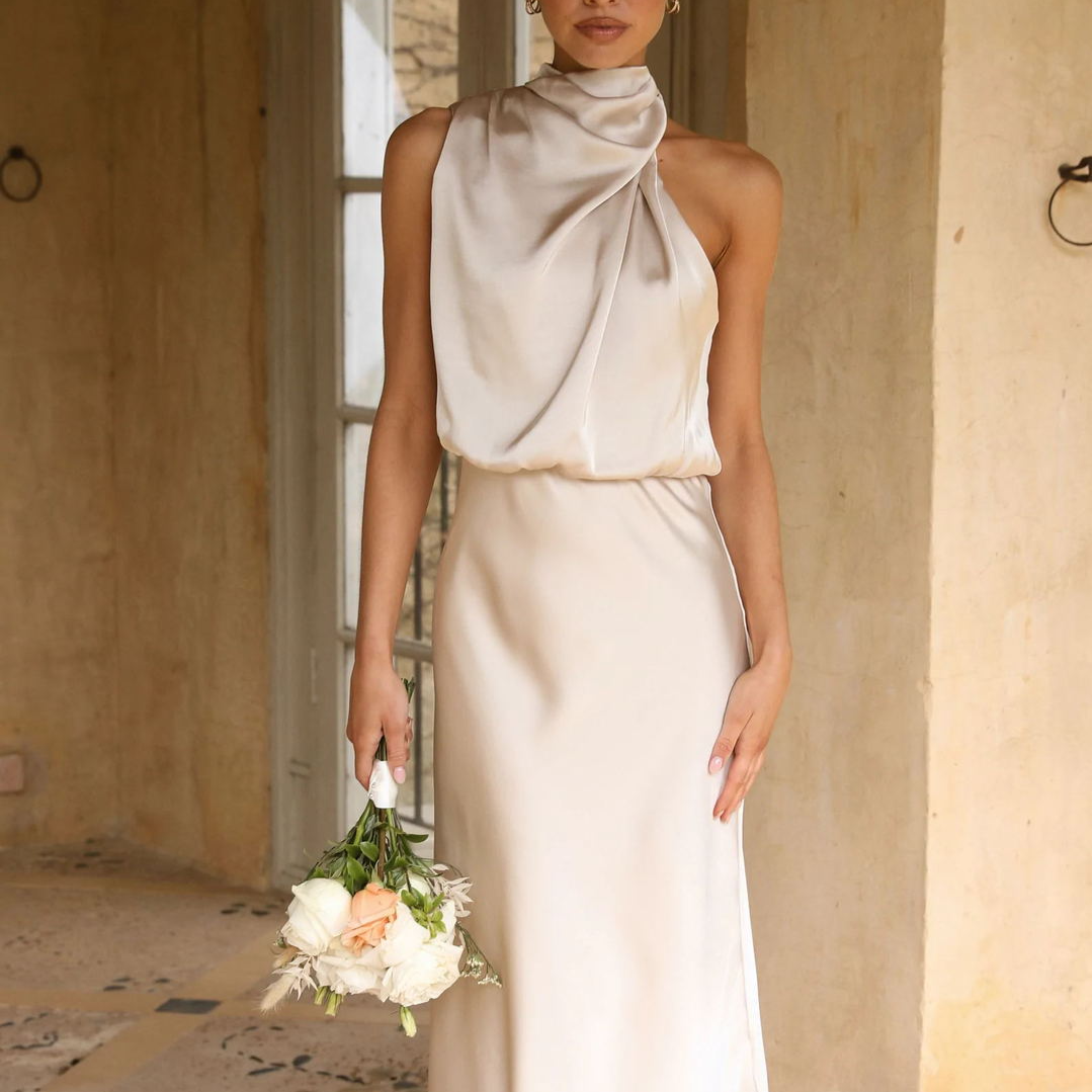 فستان قصير للسيدات بتصميم أنيق وحمالة عنق لفصل الصيف