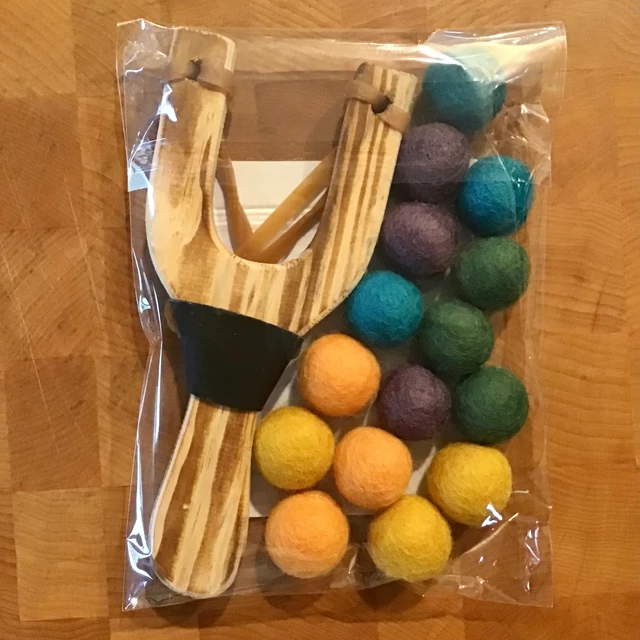 Wooden Slingshot With 20 Felt Balls