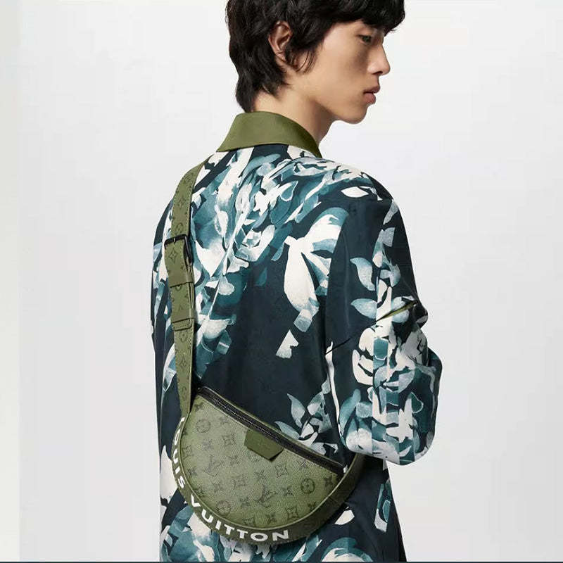 LOUIS VUITTON  秋冬の新作スタイル  ムーン・クロスボディRef: M23838