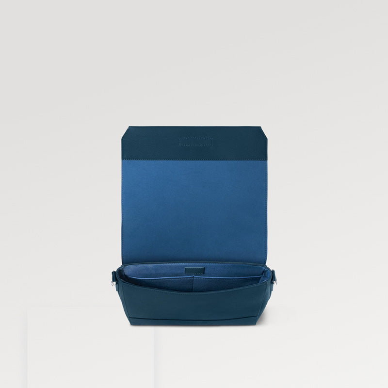 LOUIS VUITTON  秋冬の新作スタイル  テイクオフ・メッセンジャー Ref:M23709