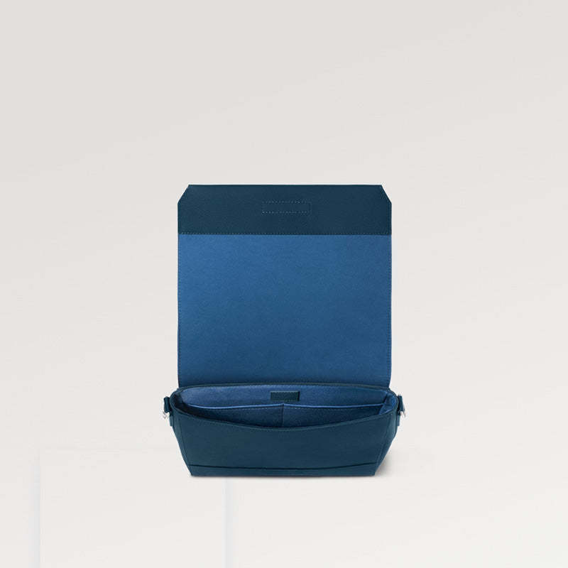 LOUIS VUITTON  秋冬の新作スタイル  テイクオフ・メッセンジャー Ref:M23709