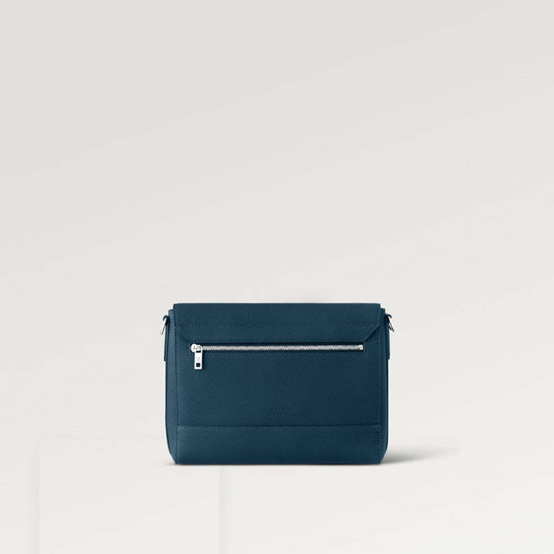 LOUIS VUITTON  秋冬の新作スタイル  テイクオフ・メッセンジャー Ref:M23709