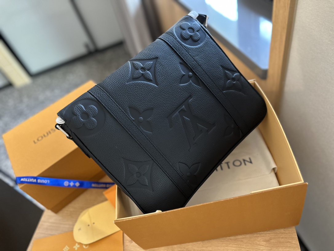 LOUIS VUITTON　MESSENGER エンベロップ ポーチ　ボディバッグ 28