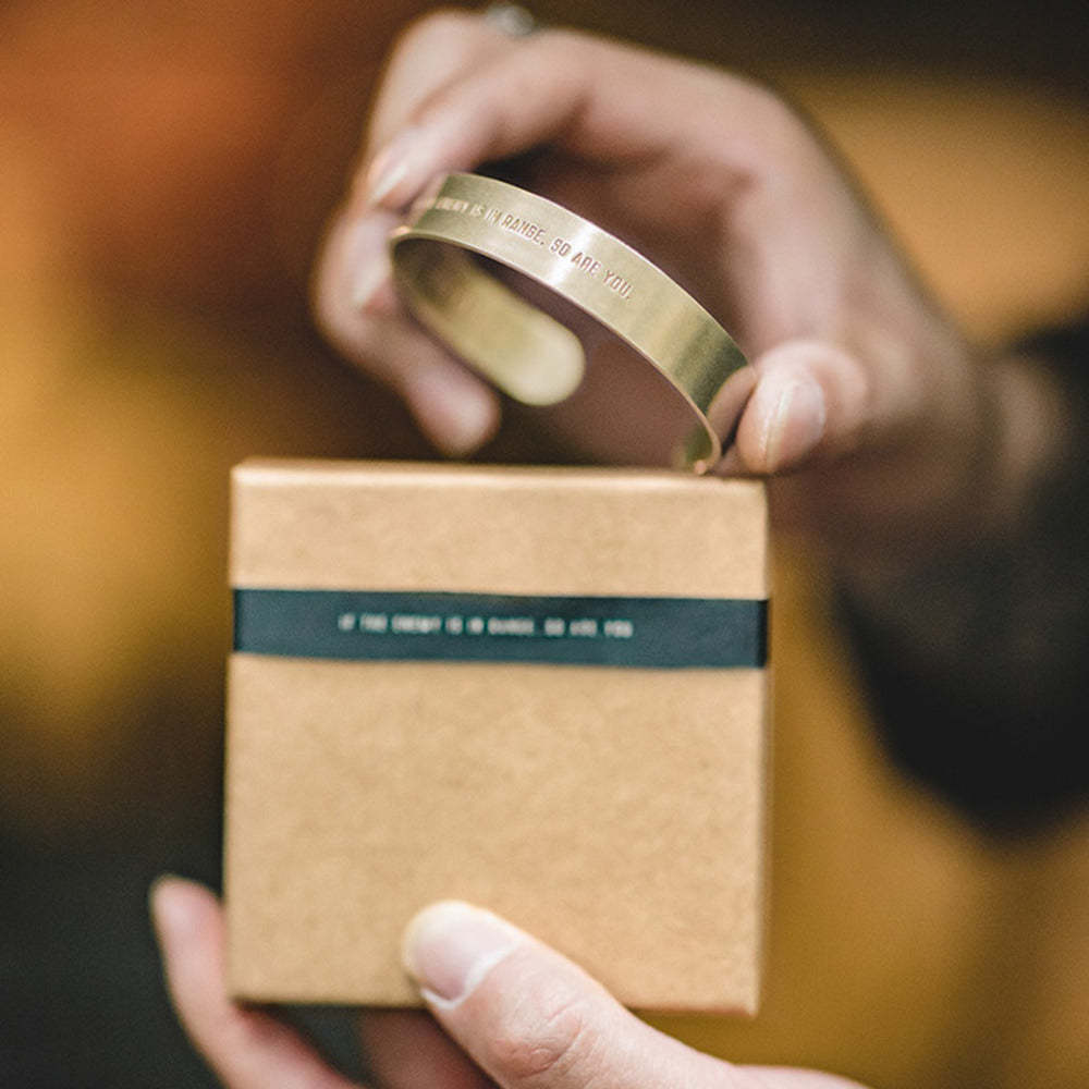 馬登女裝 開口拋光白銅寬手鐲字母黃銅手環