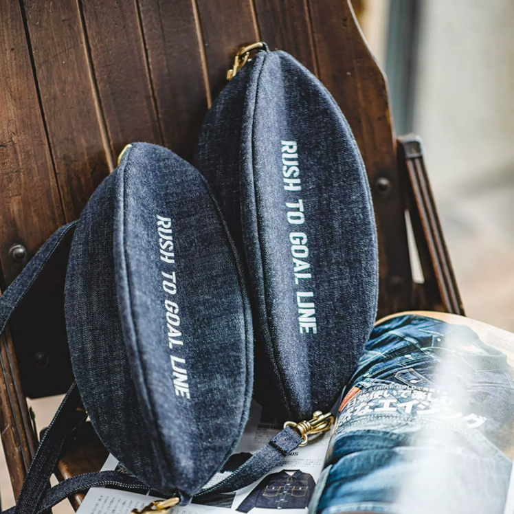 馬登女裝 美式復古牛仔布大容量斜挎橄欖球包字母通勤單肩胸包