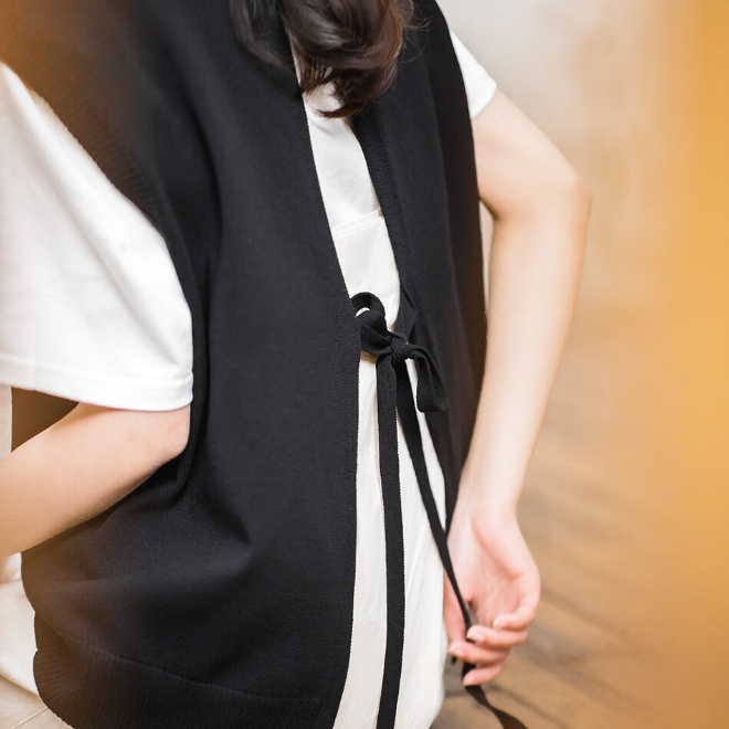 馬登女裝 法式休閒露背針織馬甲v領系帶慵懶背心無袖疊穿坎肩上衣