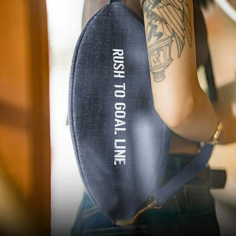 馬登女裝 美式復古牛仔布大容量斜挎橄欖球包字母通勤單肩胸包