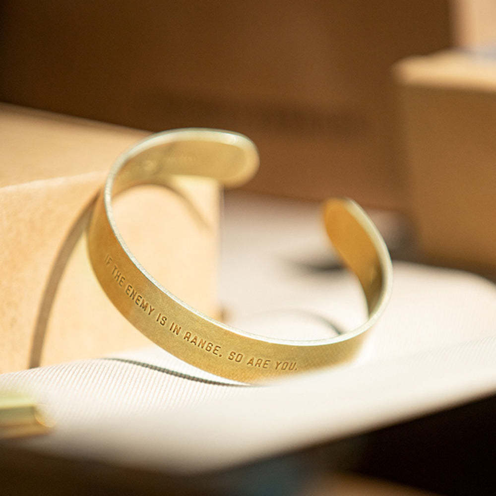 馬登女裝 開口拋光白銅寬手鐲字母黃銅手環