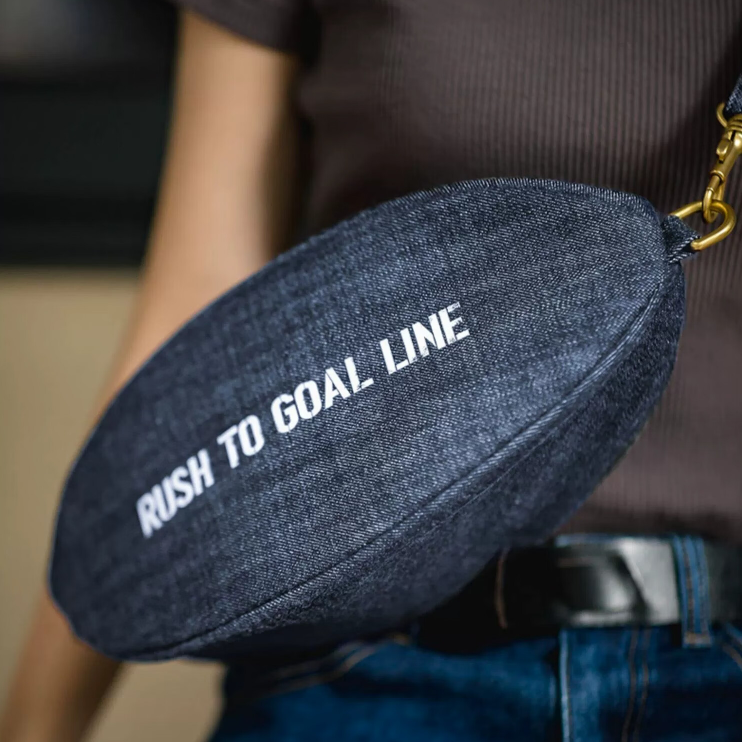 馬登女裝 美式復古牛仔布大容量斜挎橄欖球包字母通勤單肩胸包