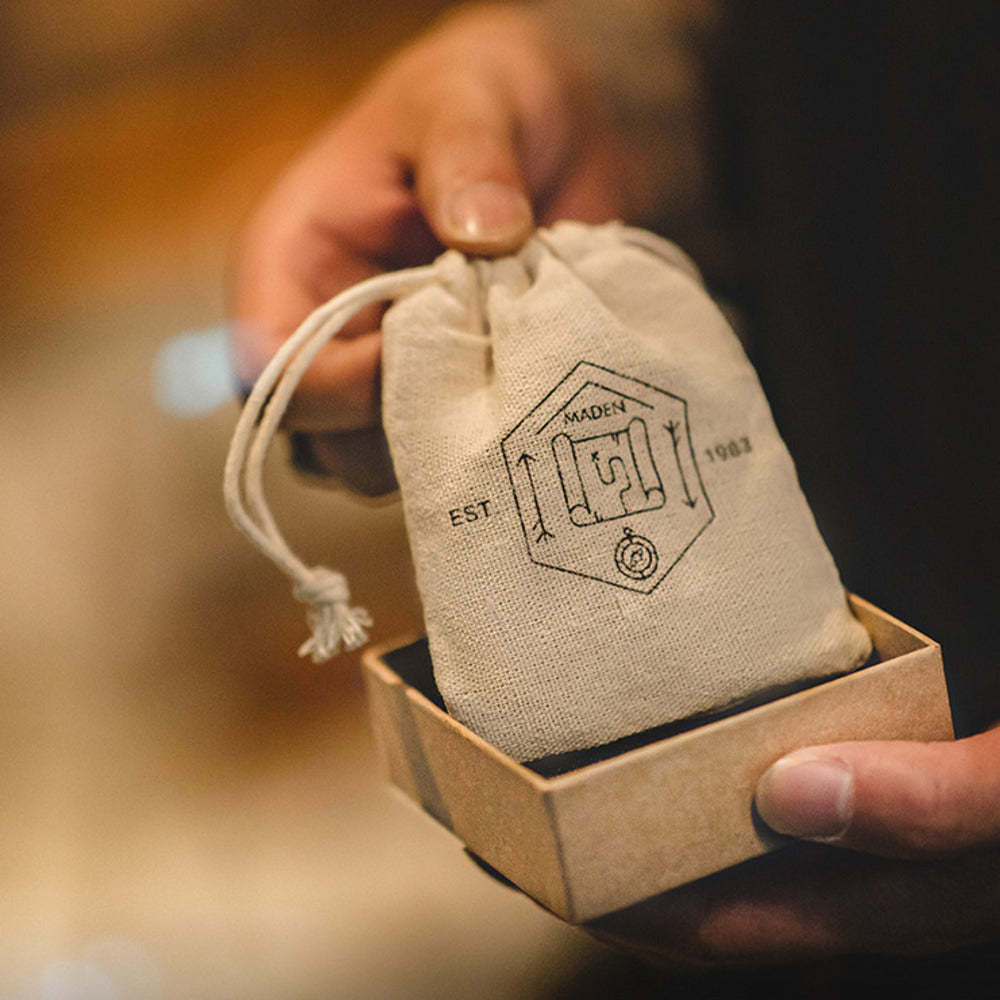 馬登女裝 開口拋光白銅寬手鐲字母黃銅手環