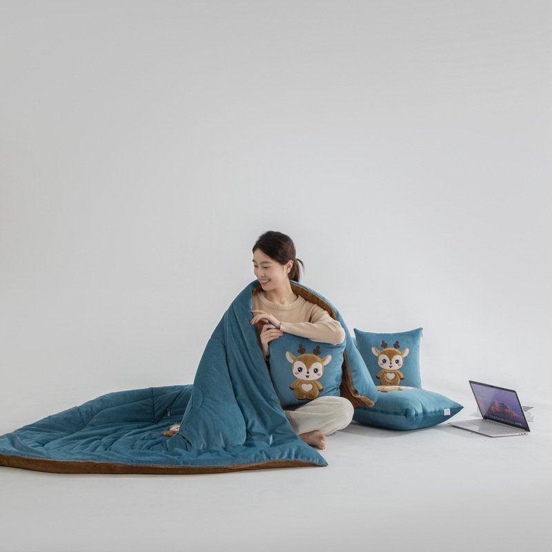 兩用抱枕被 多功能加厚水晶絨吉祥卡通泰迪絨 抱枕被卡通泰迪絨加厚多功能絨毯