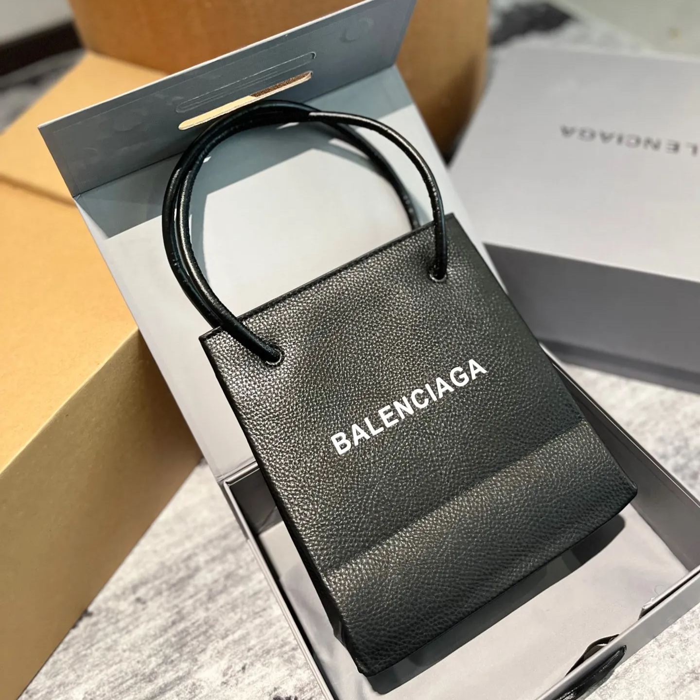 【Balenciaga】カジュアルスタイルに欠かせない、街着にも使えるお気に入りのバッグです