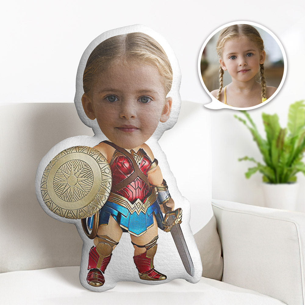 Oreiller Visage Personnalisé Oreiller Photo Personnalisé Arme Wonder Woman Oreiller Minime Cadeaux Pour Enfants - MiniMe Pillow